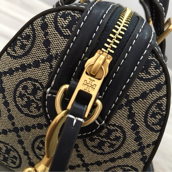 Stylish Black and Gold Handbag - Picture 6 of 9
